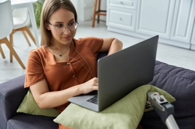 Giovane professionista che lavora da casa
